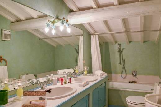 Casalta - The en suite bathroom.