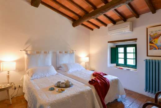 Casalta - The second air-conditioned double bedroom on the first floor sharing a bathroom with shower with the single bedroom.