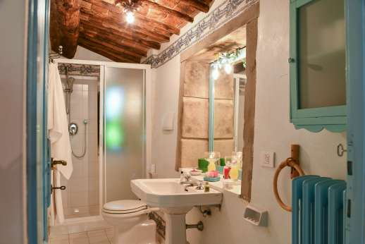 Casalta - View into an en suite bathroom.