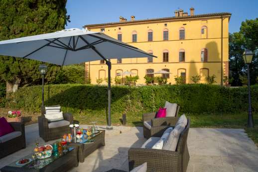 Santa Gelsa - The large, shaded outdoor living area, just above the swimming pool