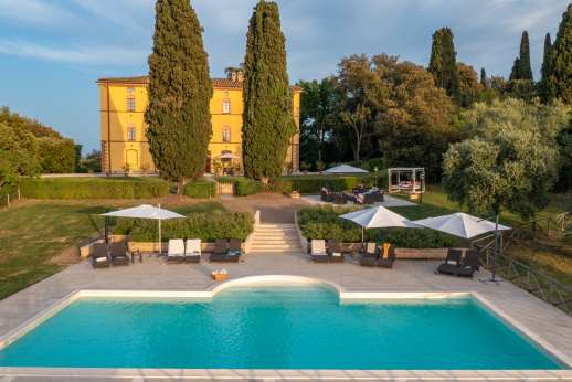 Santa Gelsa - The private swimming pool — set on a travertine stone terrace