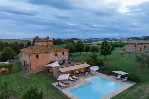 La Piana - The seating area between the villa and pool house, perfect for relaxing outdoors in the evening.