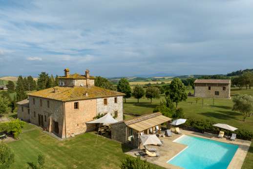La Piana - A beautiful villa with large well kept lawn.
