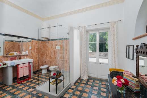 Villa Zambonina - Marble en suite bathroom with shower on the first floor.