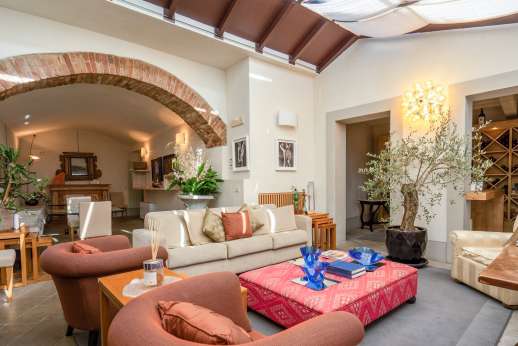 Villa Albizi - Bright living room and dining area from which you can access the entertainment room