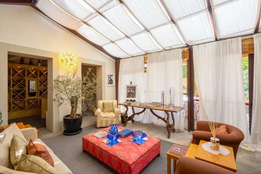 Villa Albizi - The entrance leads to a bright living room and dining area
