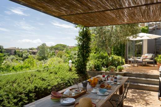 La Ciambella - The villa offers weeping views and complete privacy within walking distance of shops and a restaurant.