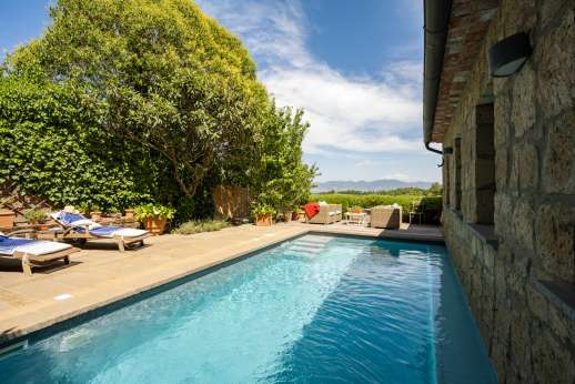 La Ciambella - This is a splendid area for gastronomes, sight-seers and keen walkers alike, offering countless restaurants, wineries and wonderful villages dotted among the hills.