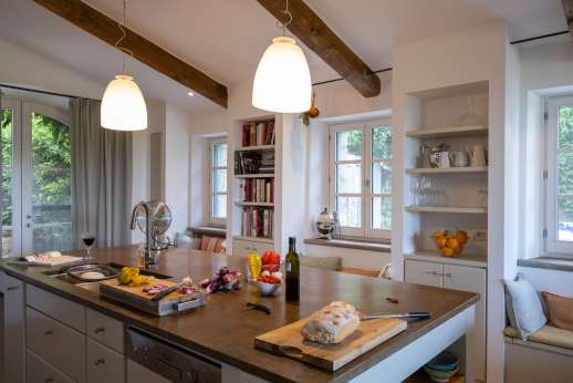 La Ciambella - The very large and well equipped kitchen with a breakfast area and arched glass doors at either end.