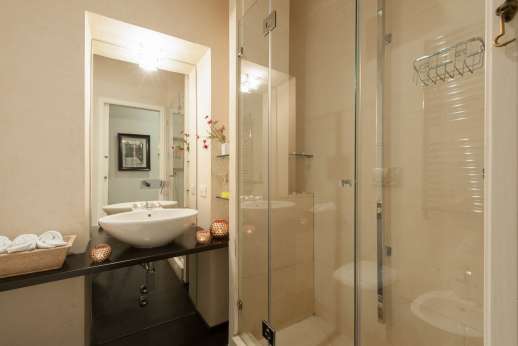 Villa Di Masseto - Bathroom with big shower.