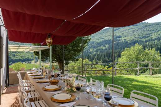 Podere Castelluccio - A shaded terrace furnished for al fresco dining.
