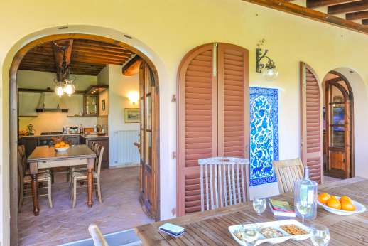 Casa Tara - Guest house loggia set on the terrace with dining table.