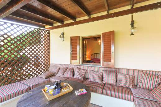 Casa Tara - Outside the guest house a shaded lounging loggia.