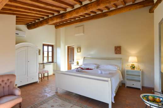 Casa Tara - Main house, air conditioned double bedroom with en suite bathroom, with California King size bed.