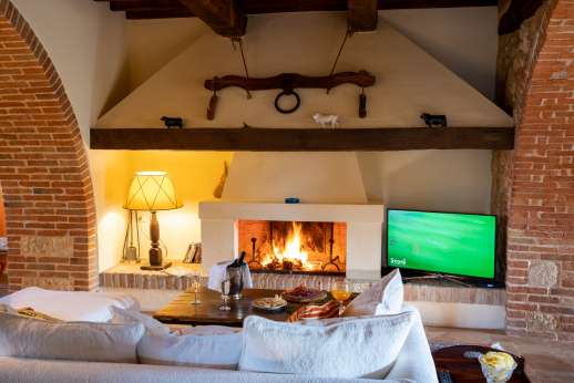 Podere Casalfava - Living room with open fire.
