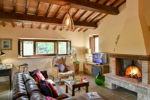 La Pianstella - Air conditioned sitting room leading out under a large loggia