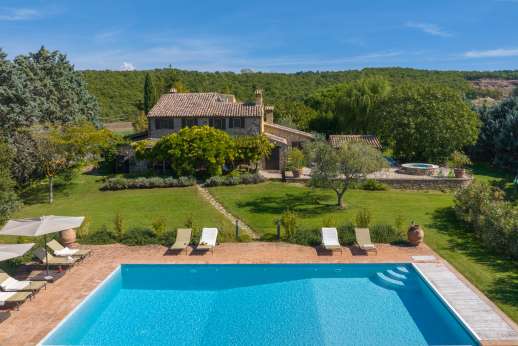 La Pianstella - Pool terrace furnished with teak sun loungers and umbrellas.