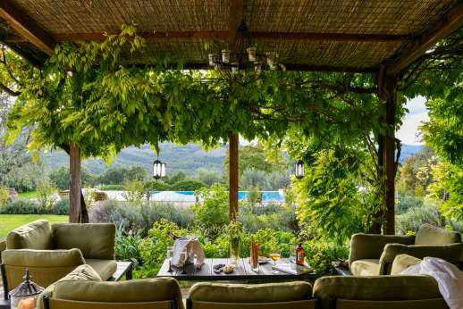 La Pianstella - The garden is entirely fenced and is very well kept.