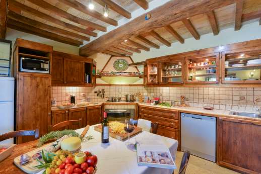 La Pianstella - Well-equipped kitchen with a dining table.