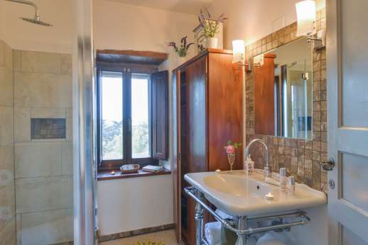 La Pianstella - The shared bathroom first floor.