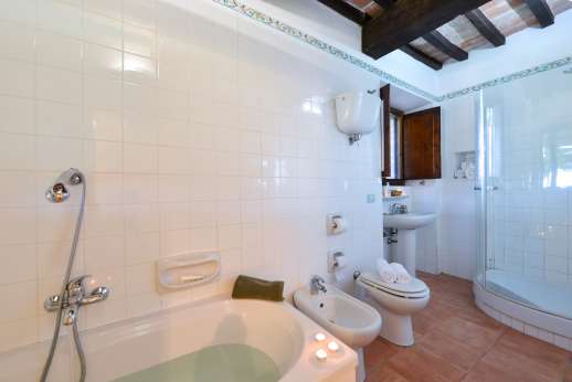 La Pianstella - The en suite bathroom ground floor.