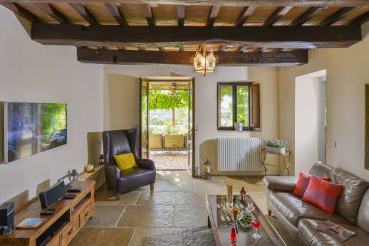 La Pianstella - Small air conditioned sitting room leading out under the large loggia.
