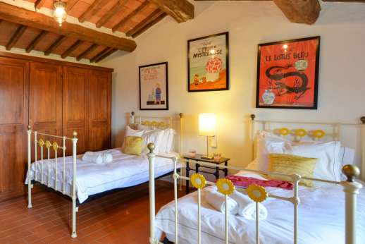 La Pianstella - Air-conditioned first floor twin bedroom which shares a bathroom with one of the double bedrooms.
