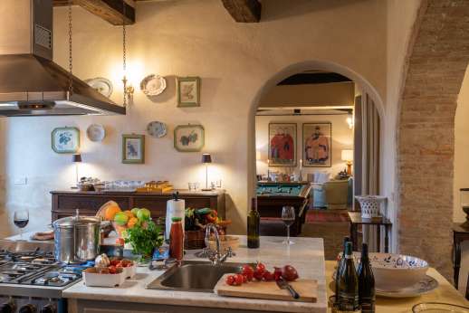 La Piana - The well equipped open plan kitchen with breakfast table.
