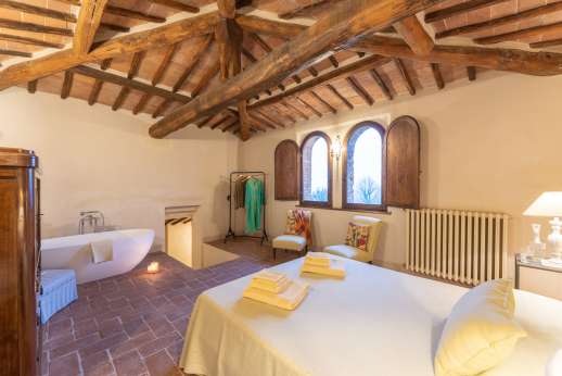 La Piana - Traditional beamed ceilings throughout the villa and this double bedroom.