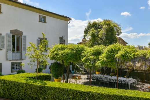 Villa Caprolo - This elegant period Villa just 2km away from the delightful town of Greve In Chianti which has so much to offer, restaurants, bars, shops and markets.