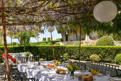 Villa Caprolo - Outdoor dining and sitting area ideal for relaxing and dining al fresco.