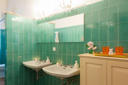 Villa Zambonina - Bedroom Camera Mamma en suite bathroom with shower serving the first bedroom.