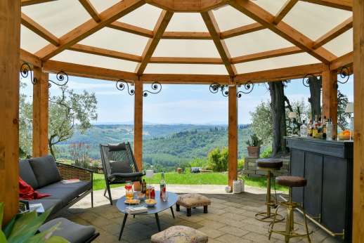 San Leolino - Far stretching views from the outside dining area across the pool