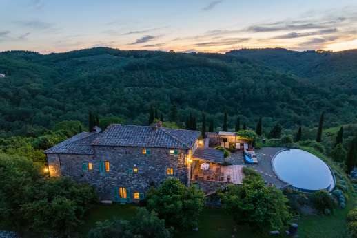Torre di Hesperides - Spectacular 13C hilltop farmhouse surrounded by rolling hills in the heart of the Chianti.