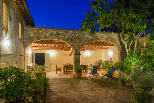 Podere Guicciardini - Dine al fresco with family and friends.