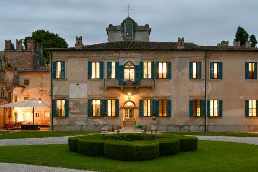 Villa Zambonina - Magnificent 17C Palladian villa near Verona. Beautifully furnished frescoed rooms. Formal gardens with lovely gated pool. Tennis, golf nearby. A/C bedrooms.