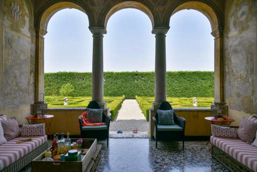 Weddings at Villa Zambonina (x 18 people) - Loggia leading in to the villa
