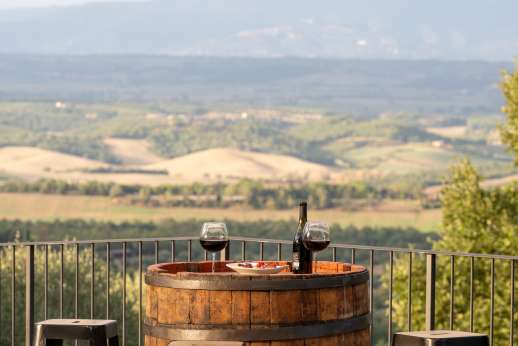 Podere Casalfava - Lounging area under the loggia, look out over the garden.