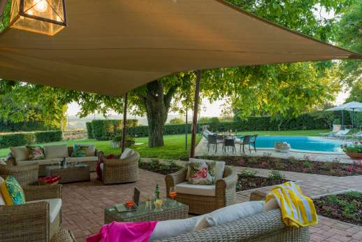 Solomonio - Shaded dining terrace