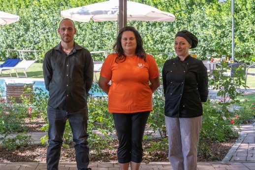 Solomonio (x 18 people) with Staff and Cook
