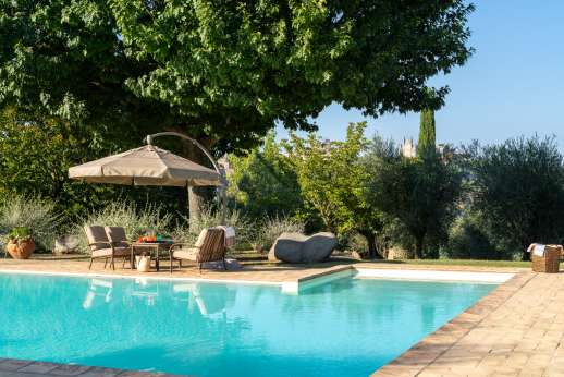 Cipresso Dorato - Surrounding the pool are plenty of sun loungers and shade to enjoy the warmth of the sun.