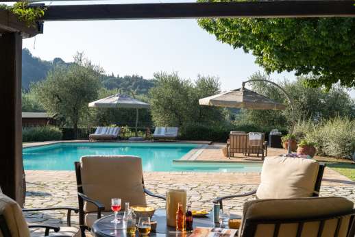 Cipresso Dorato - Relax area with 4 elegant sun loungers and 4 armchairs around the pool.