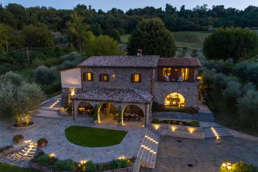 Cipresso Dorato - The villa illuminated at night