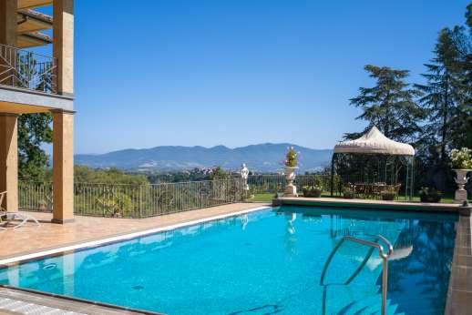 Villa Soele - Shaded seating and plenty of seating by the pool