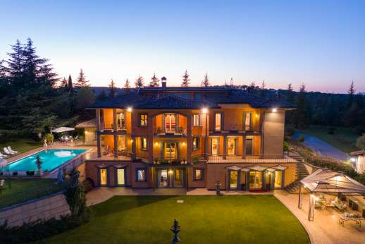 Villa Soele - The villa fully lit at night