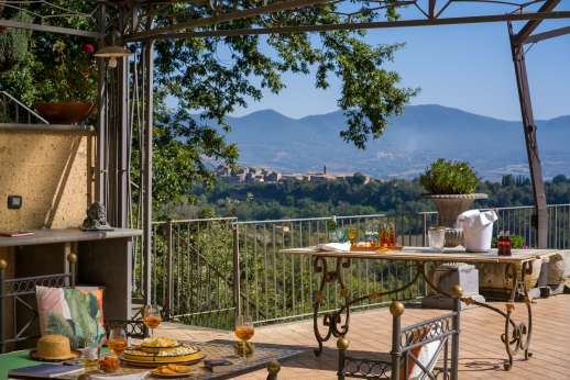 Villa Soele - Dining table, a large gas grill and a lounge area overlooking the countryside