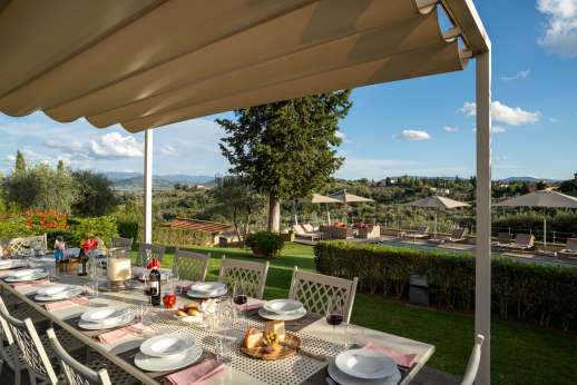 I Giullari - Outdoor dining area