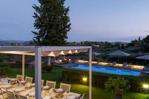 I Giullari - Dining area with view of the pool