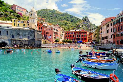 Le Cinque Terre Walking Tour with 3-Course Lunch