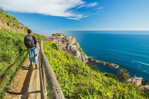Le Cinque Terre Walking Tour with 3-Course Lunch